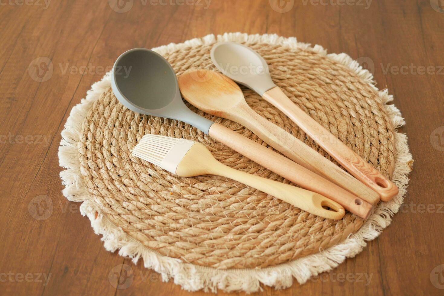 cubiertos de madera, tenedor y cuchara en una tabla de cortar en la mesa foto