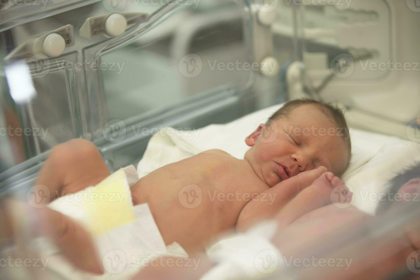 recién nacido niños son en el cajas en el hospital. foto