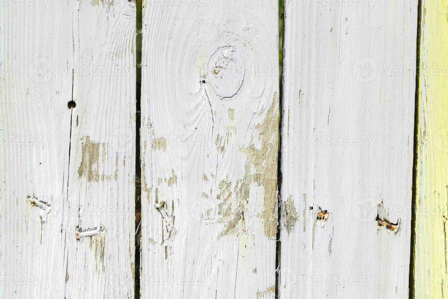 de madera agrietado antecedentes de un antiguo blanco cerca. foto