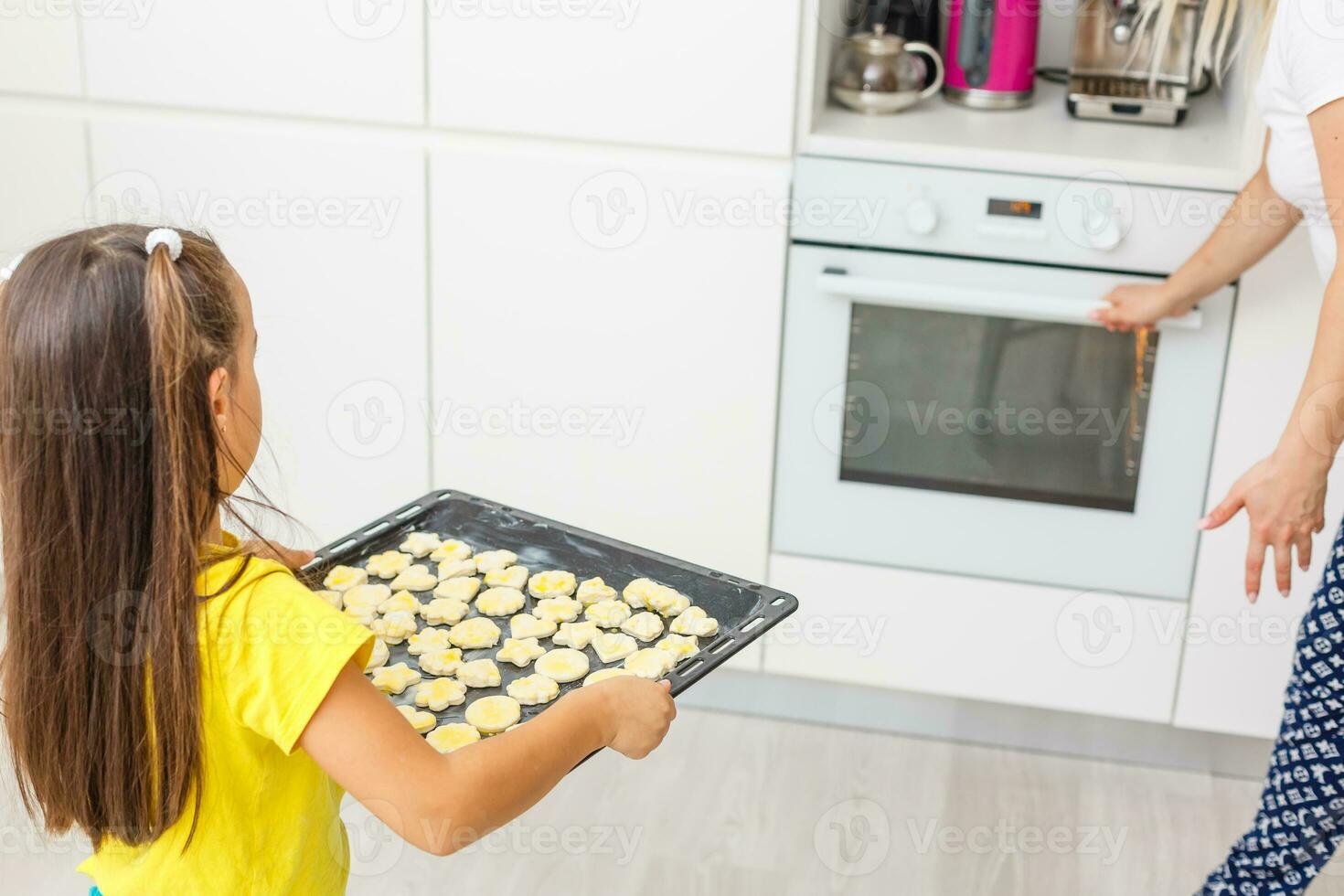pequeño niña hacer galletas a el adviento tiempo. foto