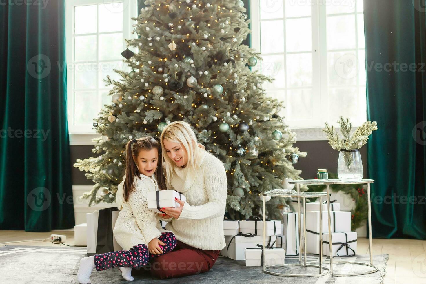 imagen de madre y hija con regalo cajas, Navidad foto