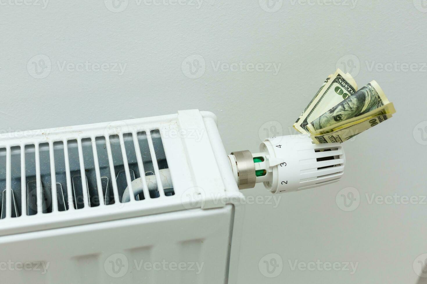 calefacción termostato con dinero, dólar, costoso calefacción costos concepto foto