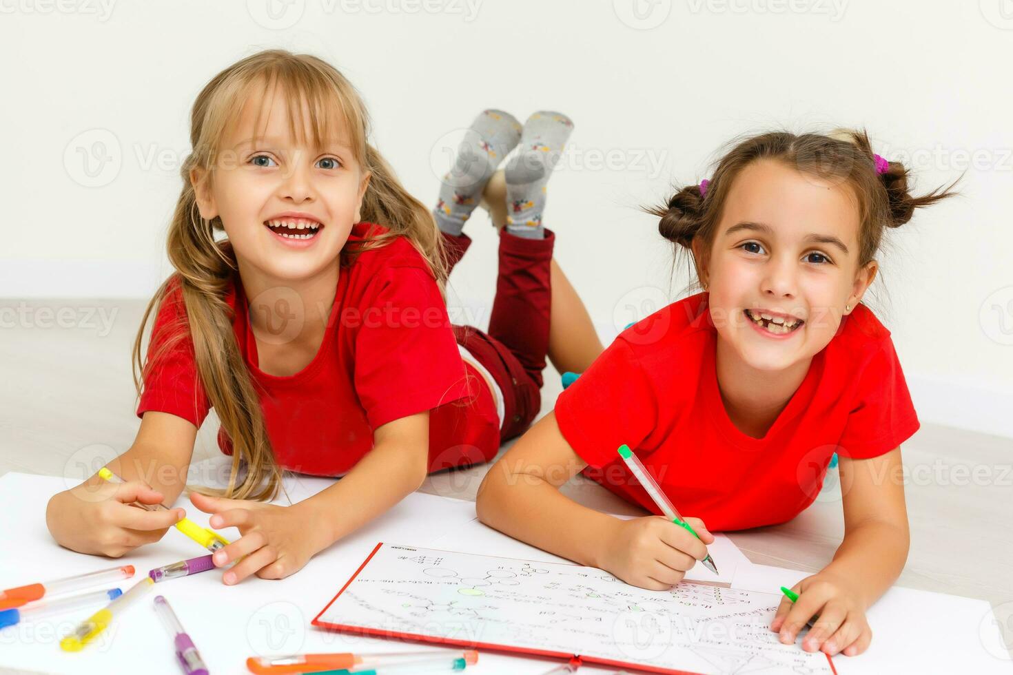 dos muchachas leer libro aislado en blanco foto