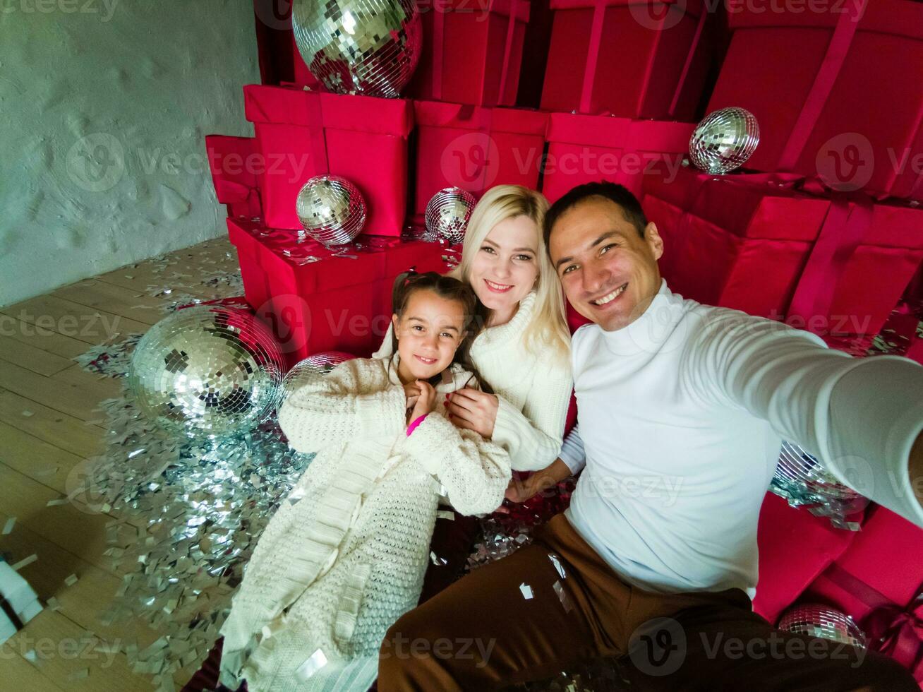 retrato de familia amistosa en la noche de navidad foto