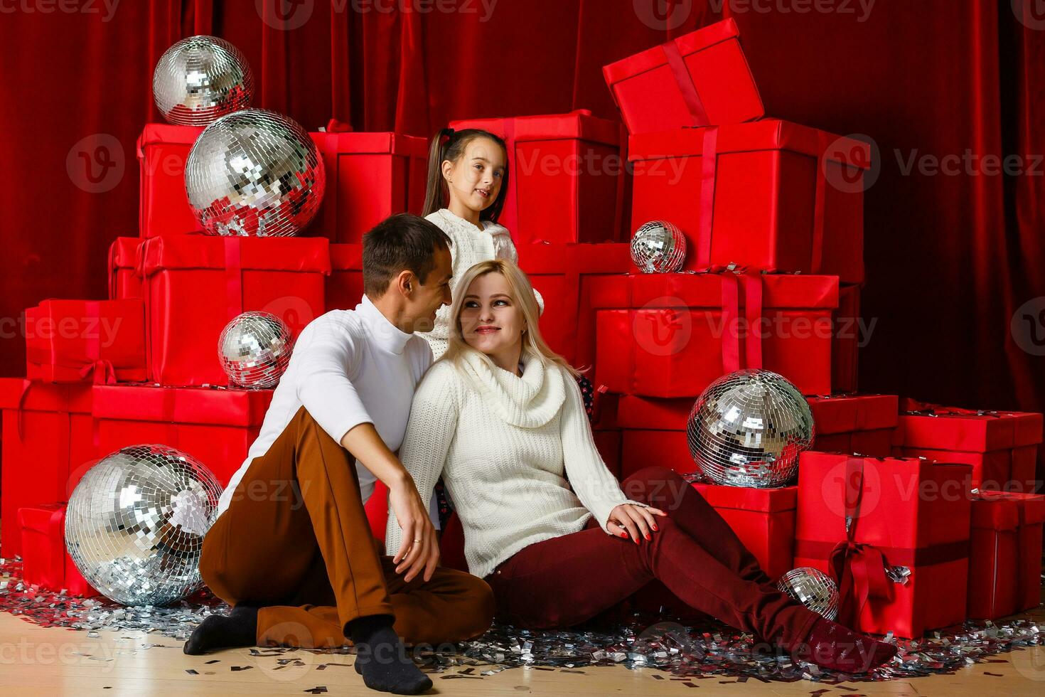 retrato de familia amistosa en la noche de navidad foto