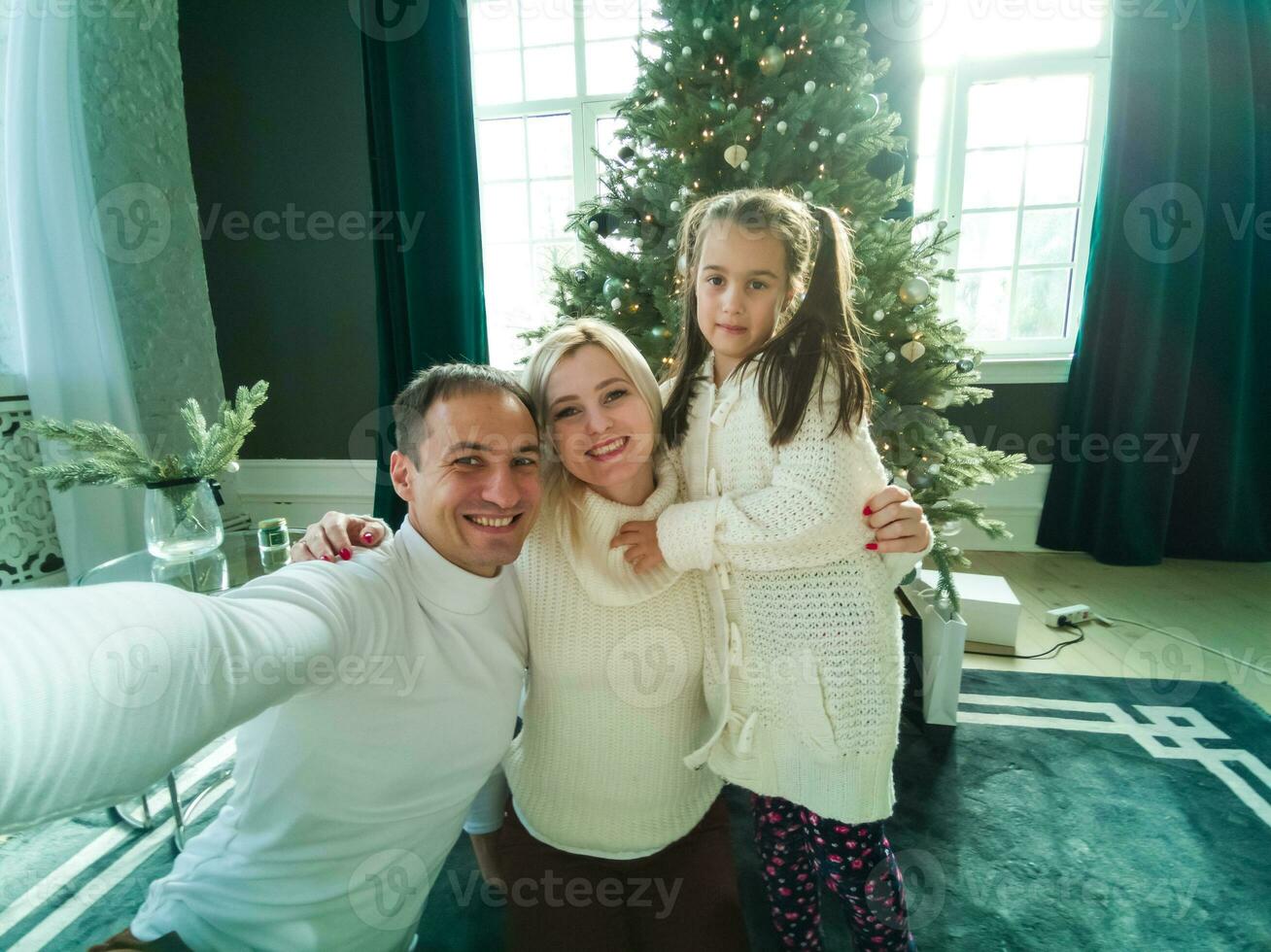 retrato de familia amistosa en la noche de navidad foto