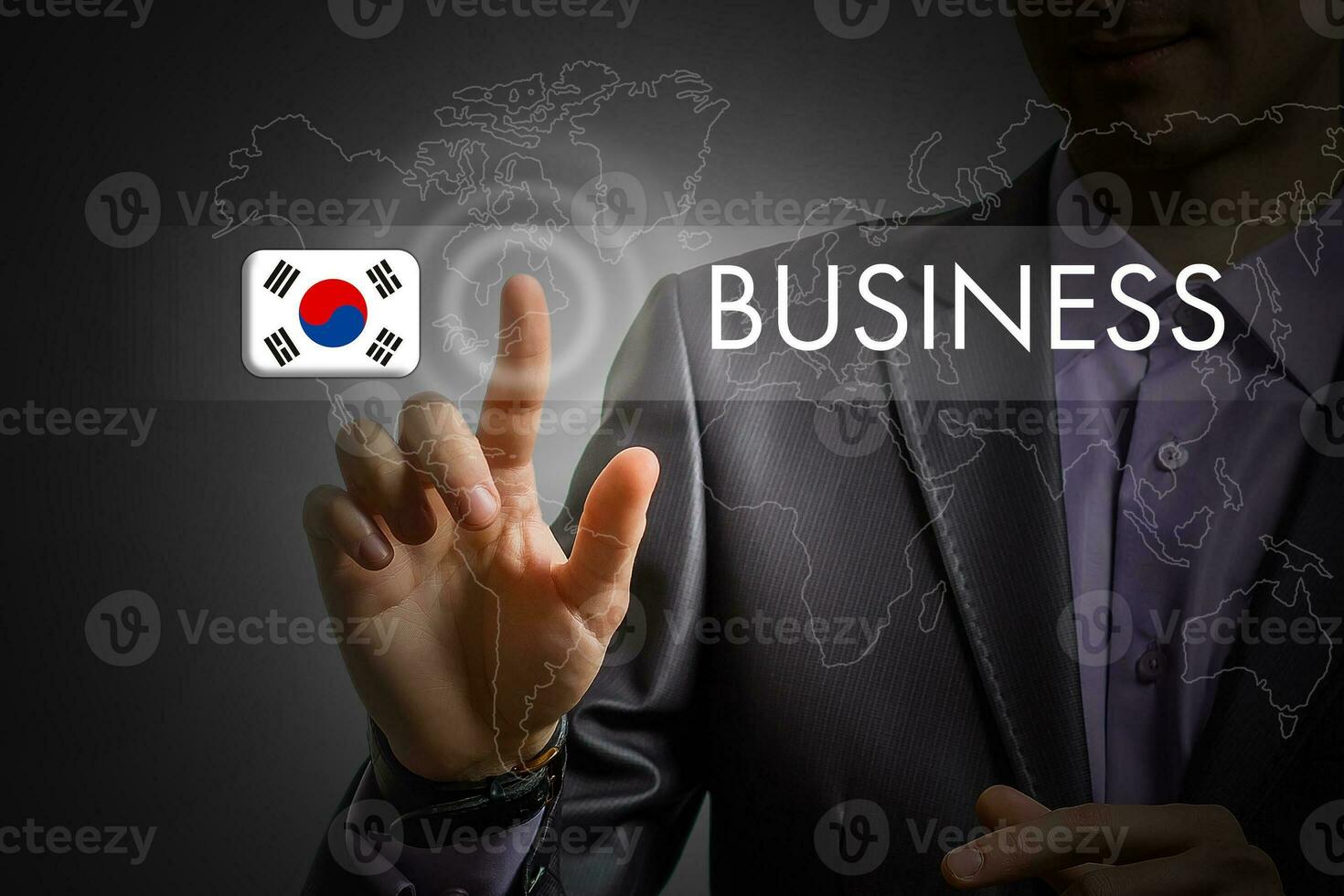 Corea negocio concepto. hombre prensado virtual botón con bandera icono foto