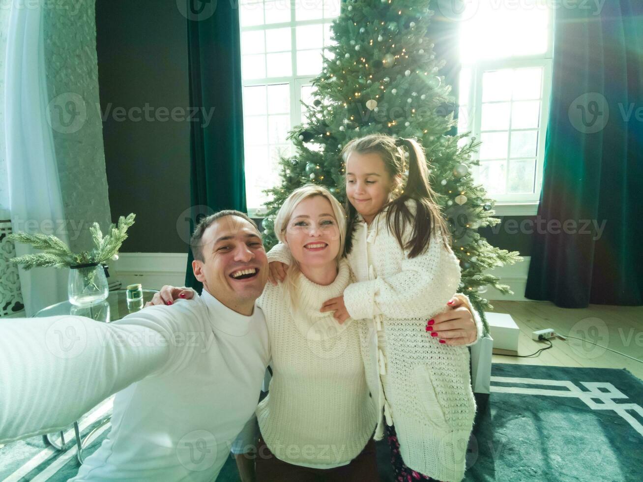 retrato de familia amistosa en la noche de navidad foto