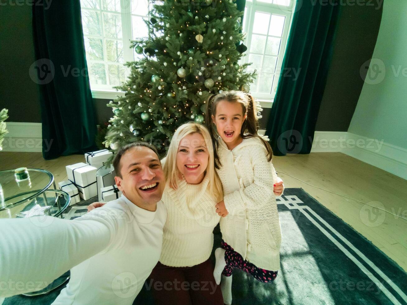 retrato de familia amistosa en la noche de navidad foto
