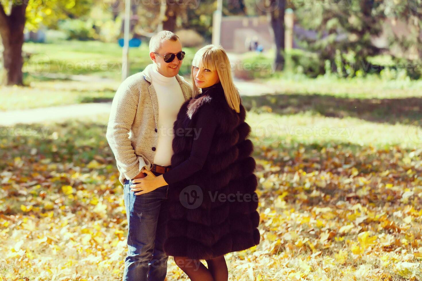 joven mujer y hombre caminando en otoño ciudad parque foto