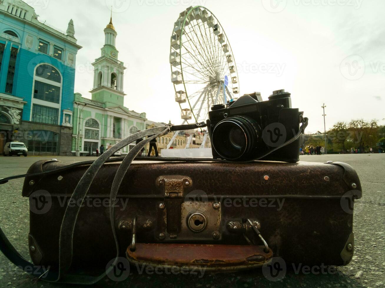 Clásico retro ferris rueda viaje maleta foto