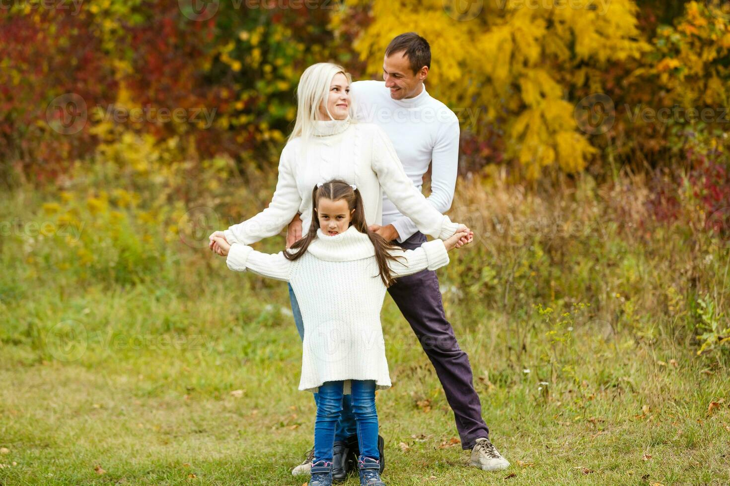 familia con niño Vamos en otoño parque foto