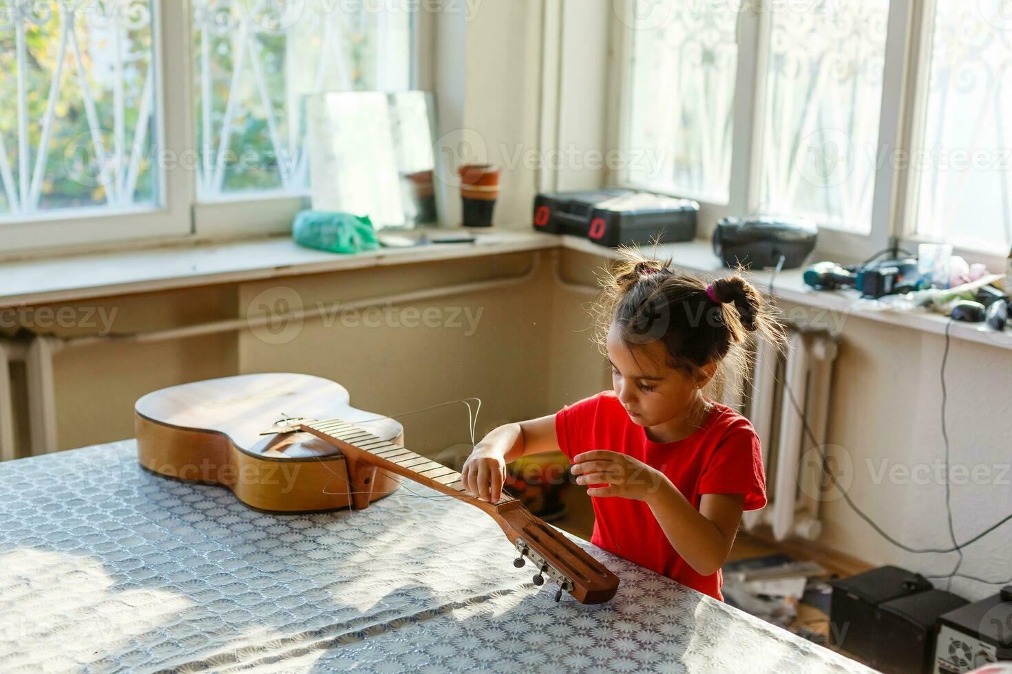 de cerca instrumentos de cuerda de un roto guitarra. roto música instrumento foto