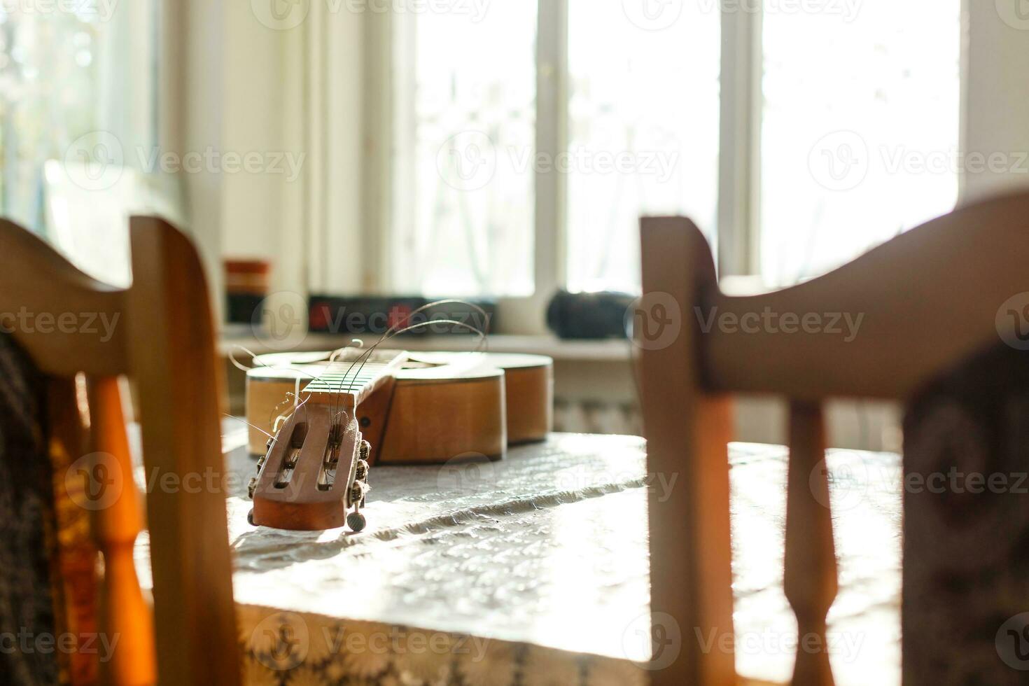 roto guitarra con Rasgado instrumentos de cuerda foto