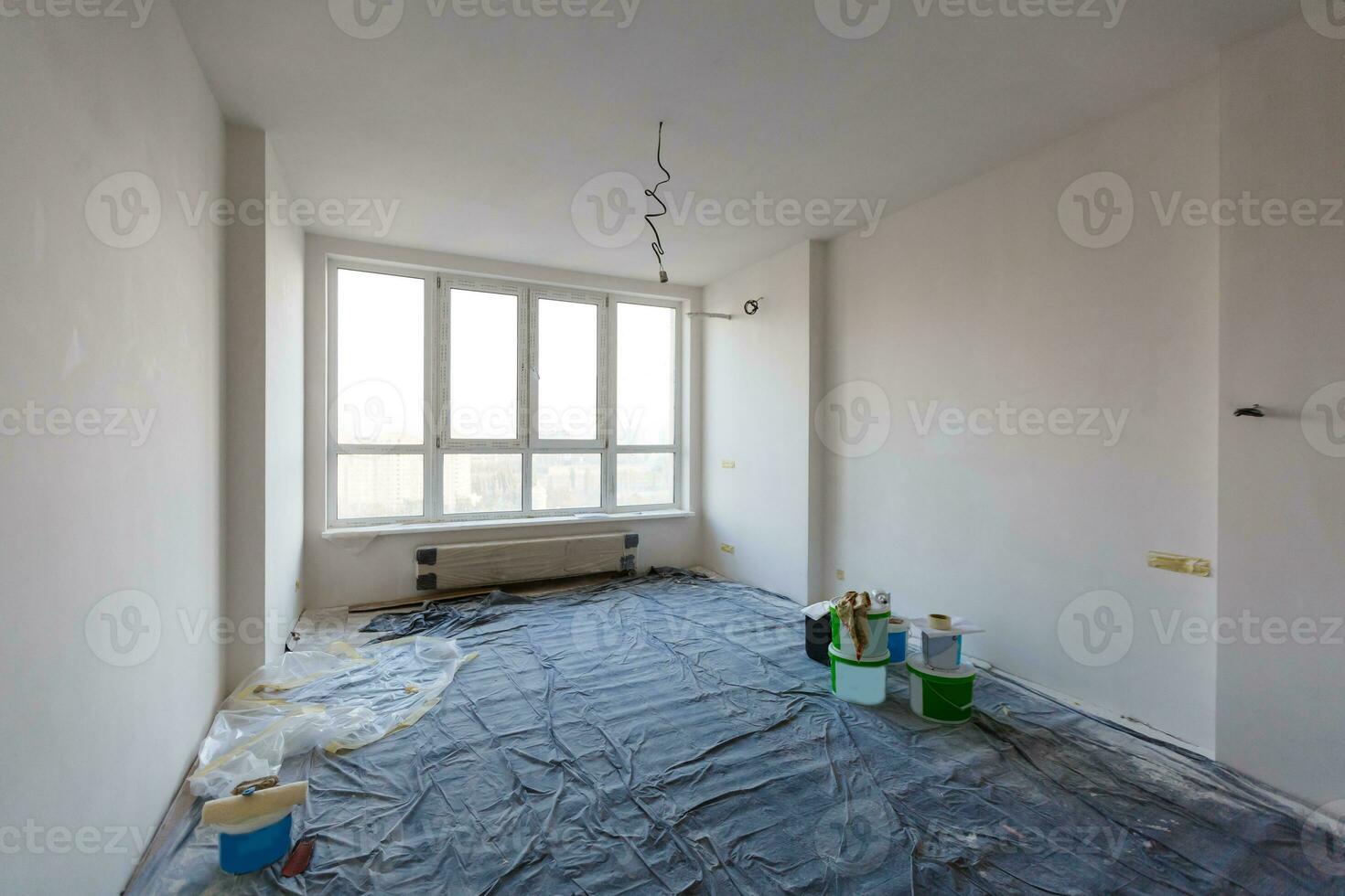 preview apartment where renovations are taking place with the processing of all surfaces photo