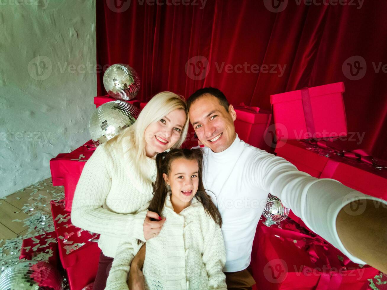 retrato de familia amistosa en la noche de navidad foto