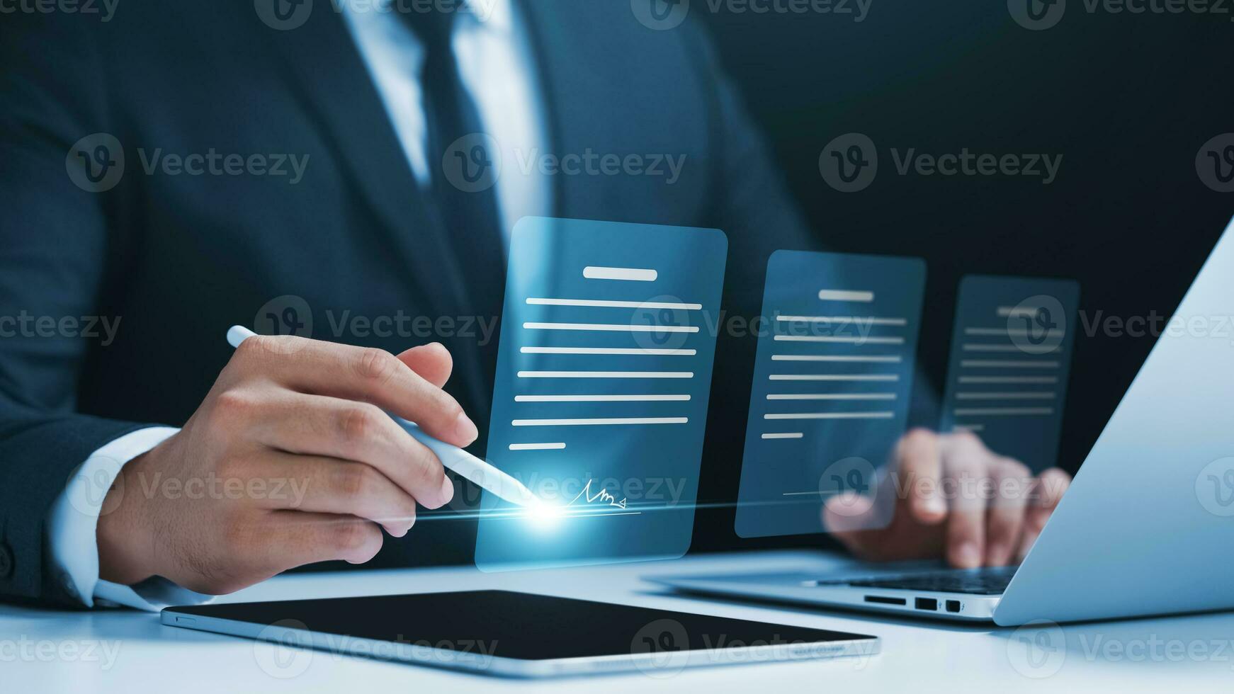 concepto de firma electrónica, empresario de firma electrónica firma documentos electrónicos en documentos digitales en la pantalla de un portátil virtual usando un lápiz óptico. foto