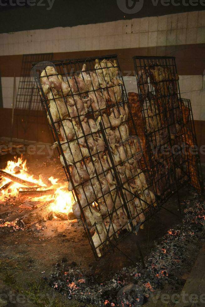 parilla, salchicha y vaca costillas, tradicional argentino cocina, Patagonia, argentina. foto