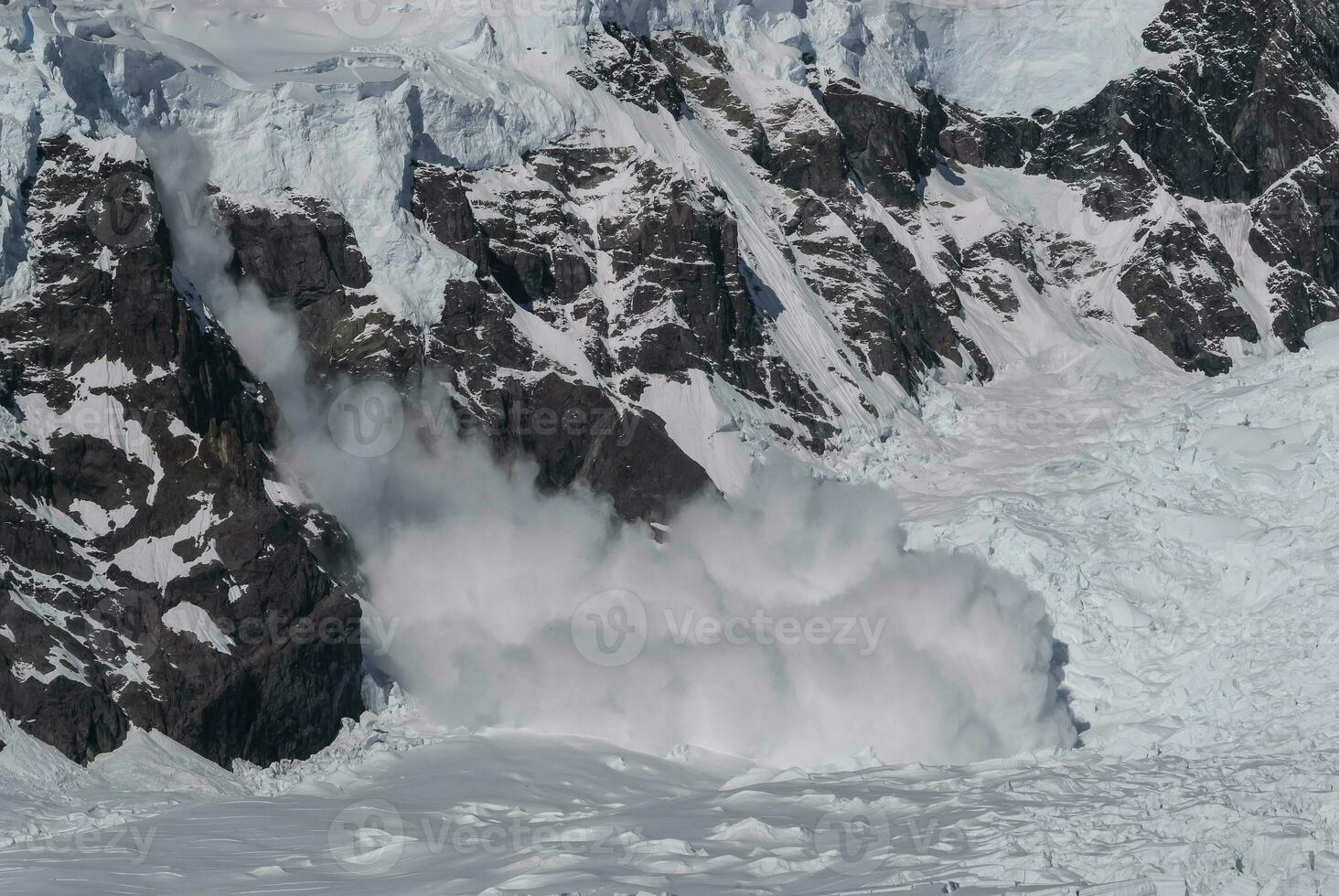 avalancha en un glaciar en el antártico montañas. foto