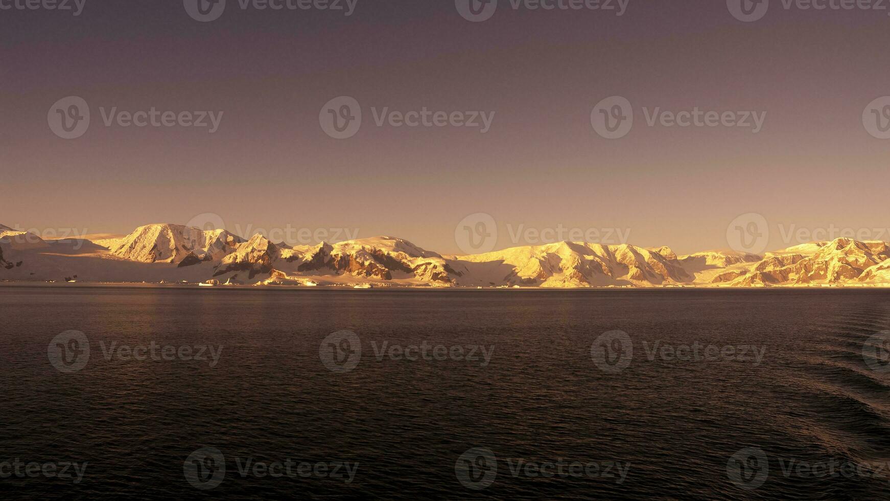 lemaire estrecho costero paisaje, montañas y icebergs, antártico península, Antártida. foto