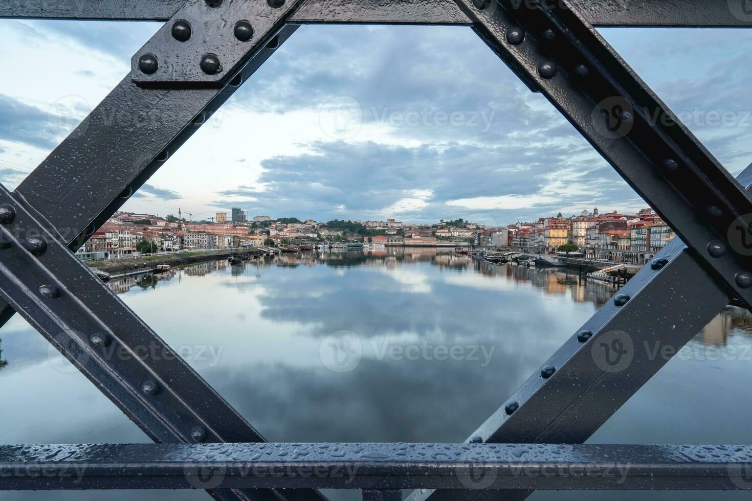 ver desde porto Portugal, enmarcado desde Delaware ponte Luis yo puente. foto