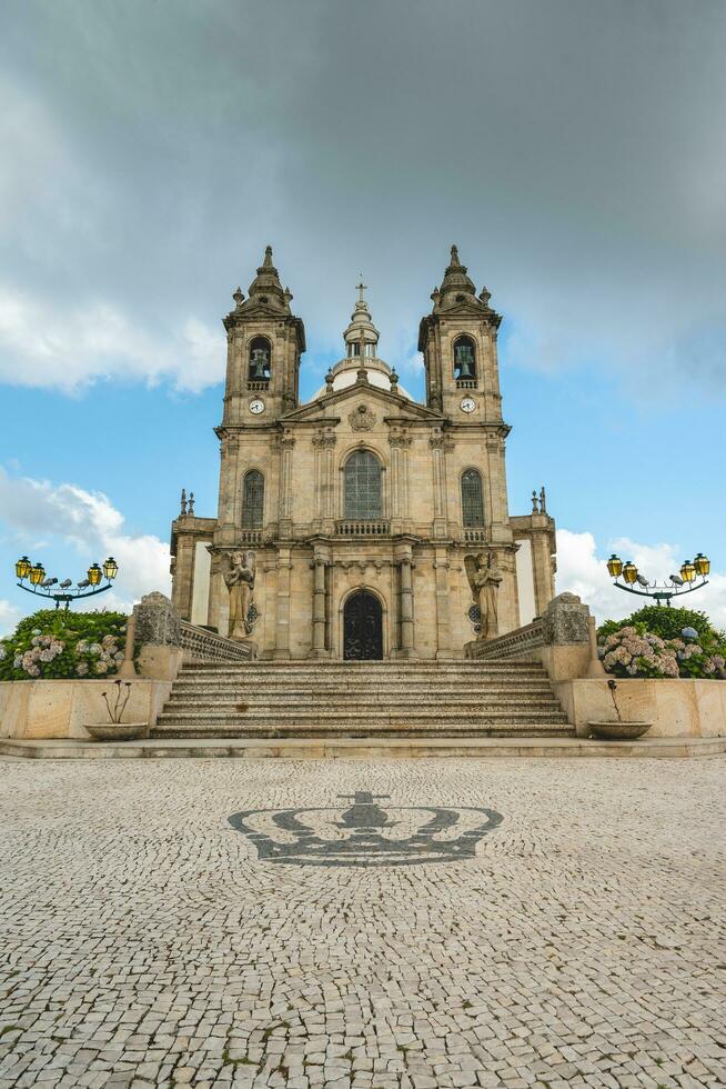santuario de nuestra dama de samoiro, hermosa Iglesia en parte superior de el colina. braga Portugal. julio 7 7 2023. foto