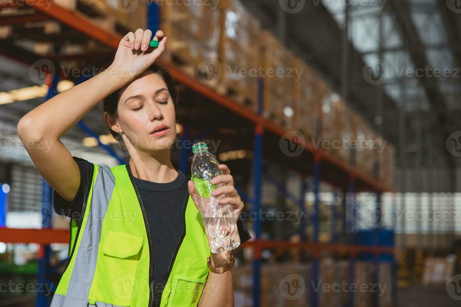 cansado estrés mujer personal trabajador sudor desde caliente clima en verano trabajando en almacén bienes carga Envío logística industria. foto