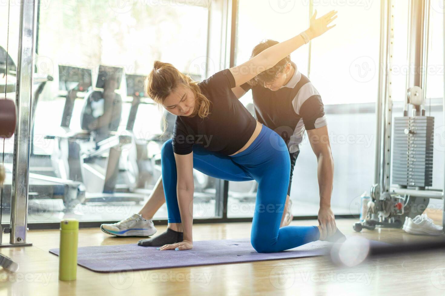 sano mujer con personal entrenador en yoga o pilates cuerpo adelgazar formación clase a deporte club. foto