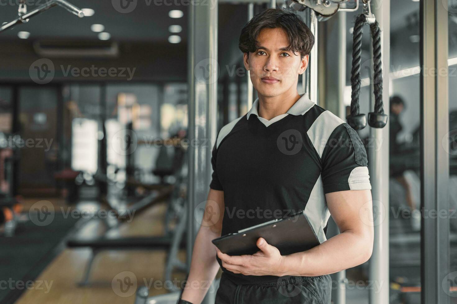masculino músculo entrenador peso programa entrenador en pie en gimnasio deporte club inteligente aptos director foto
