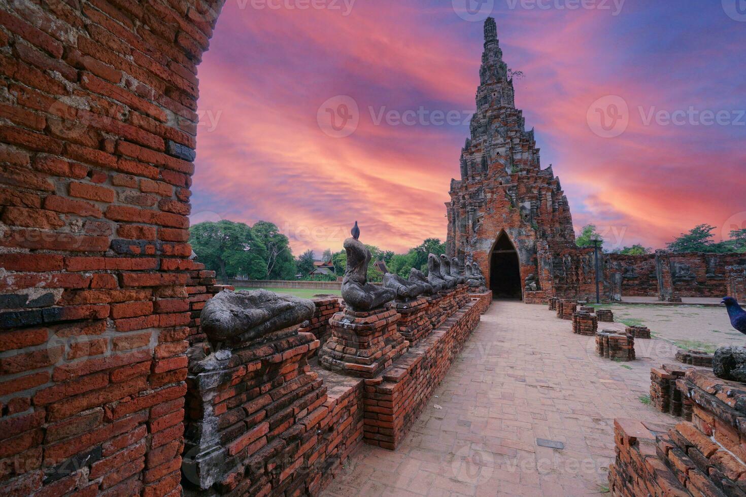 ayutthaya histórico parque, antiguo y hermosa templo en ayutthaya período wat chaiwattanaram, Tailandia foto