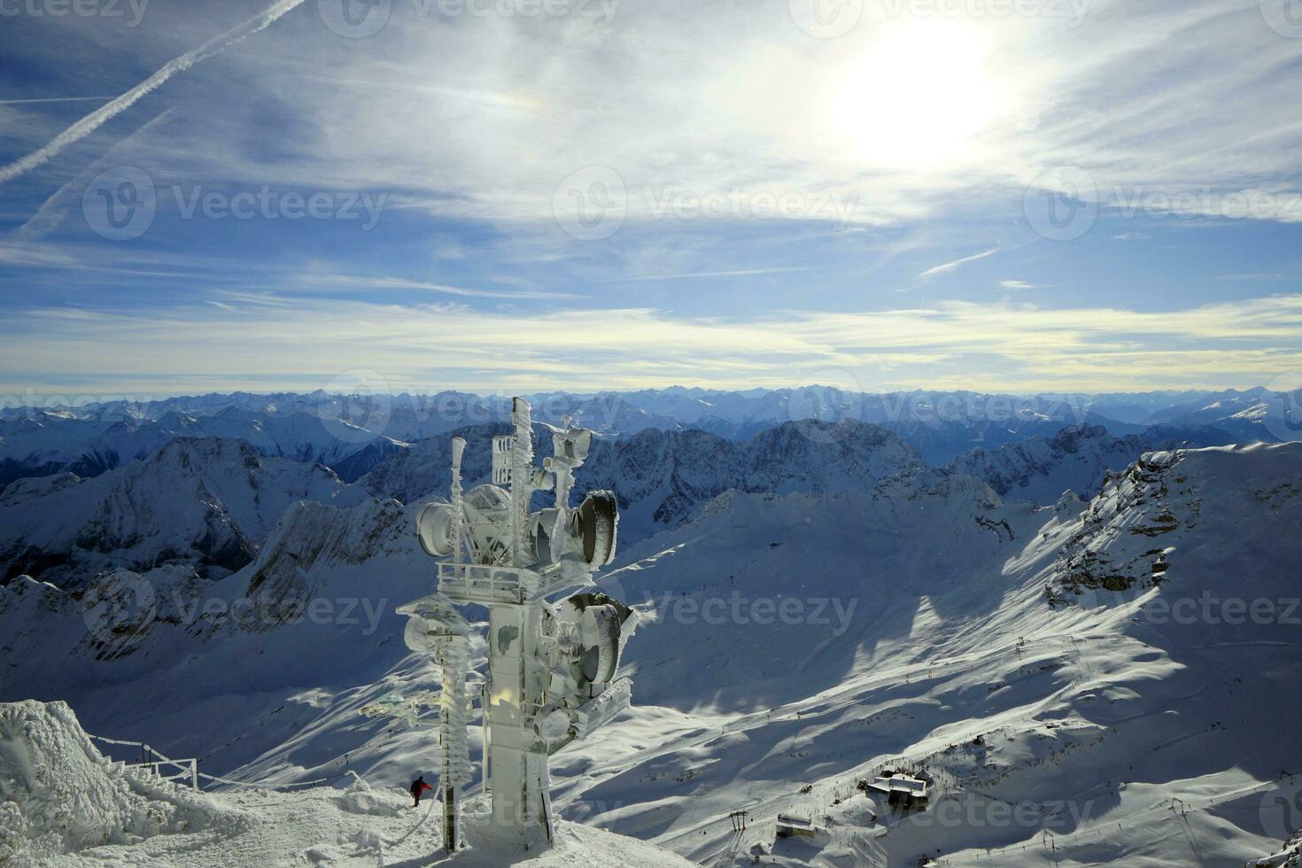 hermosa ver de el alpino picos en invierno foto