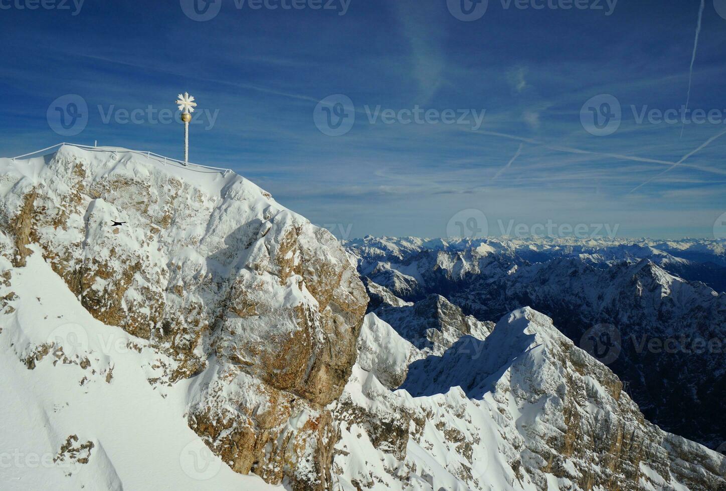 hermosa ver de el alpino picos en invierno foto