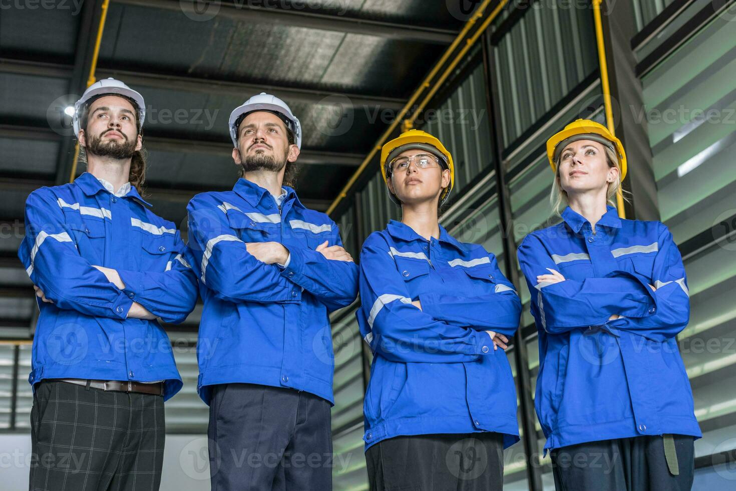 ingeniero equipo, grupo de trabajador taller personas trabajo en equipo en moderno industria en pie fila confidente foto