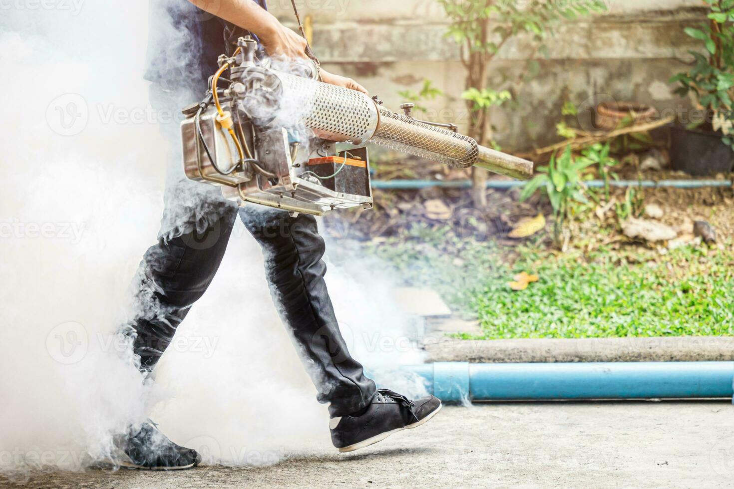 parásito controlar personal rociar químico fumar eliminar mosquito larvas ratas cucaracha loco alrededor oficina edificio exterior. foto