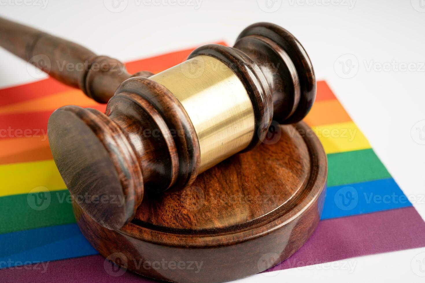 martillo para juez abogado en la bandera del arco iris, símbolo del mes del orgullo lgbt celebran anualmente en junio las redes sociales de gays, lesbianas, bisexuales, transgénero, derechos humanos. foto