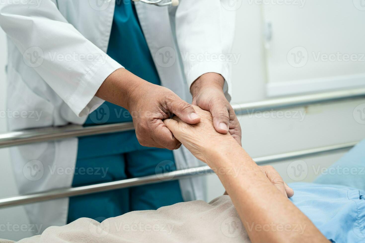 médico utilizando estetoscopio a comprobación el paciente mentira abajo en un cama en el hospital, sano fuerte médico concepto. foto
