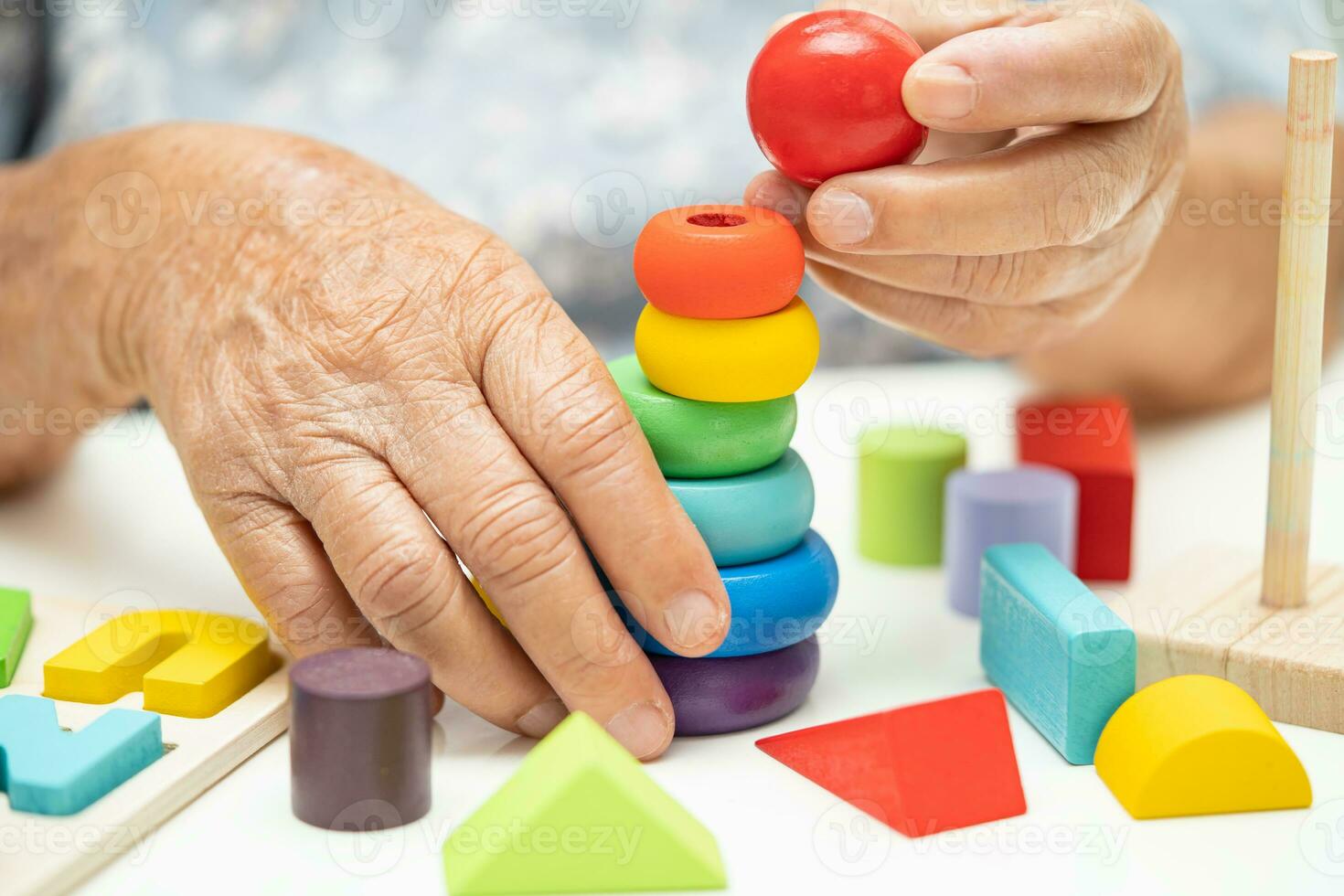 Alzheimer enfermedad anuncio, asiático mayor mujer paciente sufrimiento desde demencia aprender práctico motor habilidades rehabilitación. foto