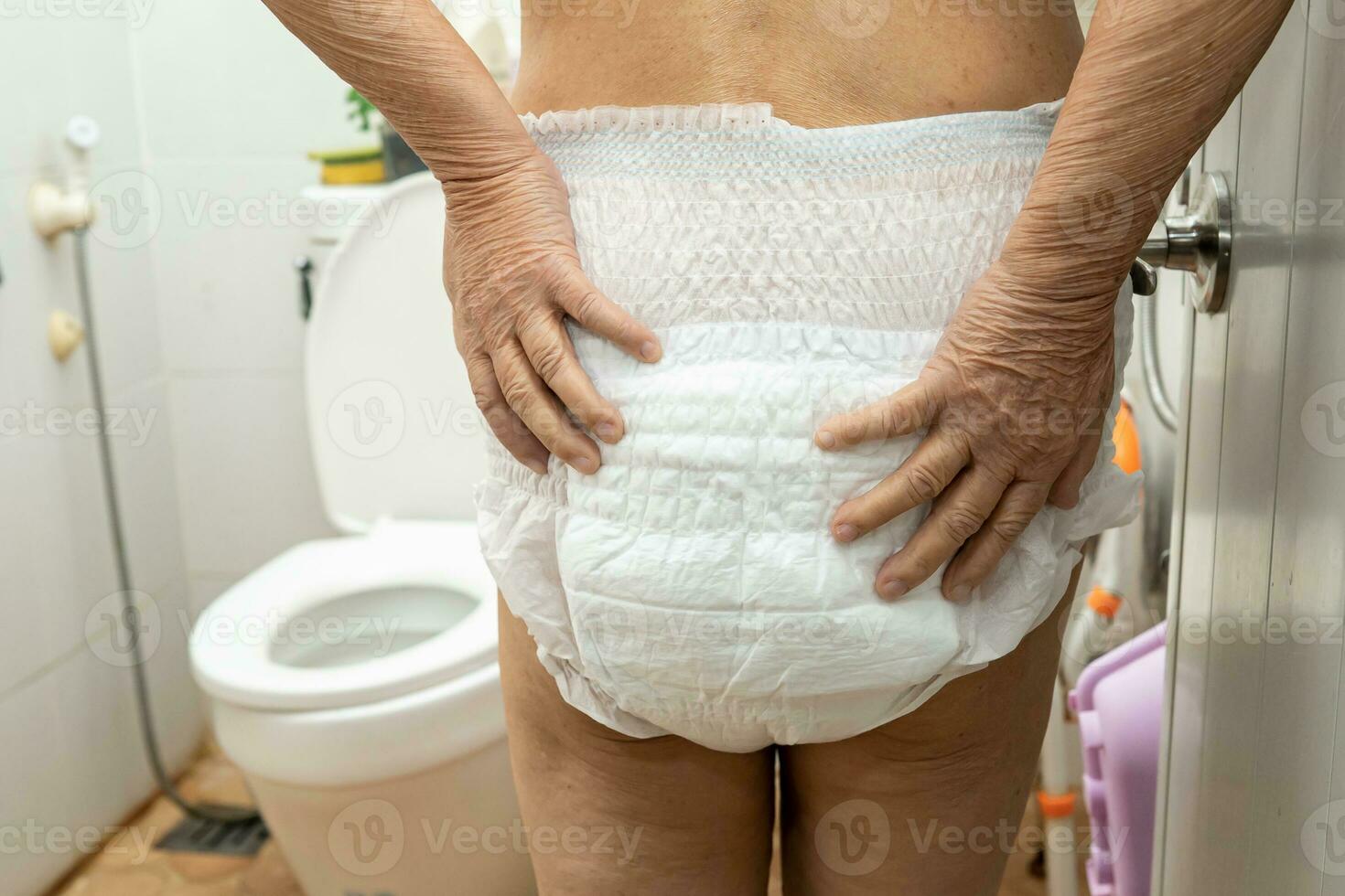 asiático mayor mujer paciente vistiendo incontinencia pañal en hospital, sano fuerte médico concepto. foto
