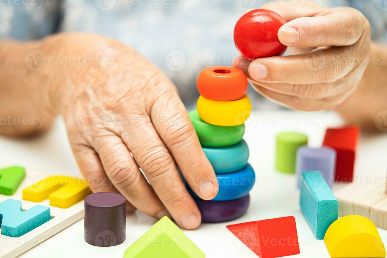 Alzheimer enfermedad anuncio, asiático mayor mujer paciente sufrimiento desde demencia aprender práctico motor habilidades rehabilitación. foto