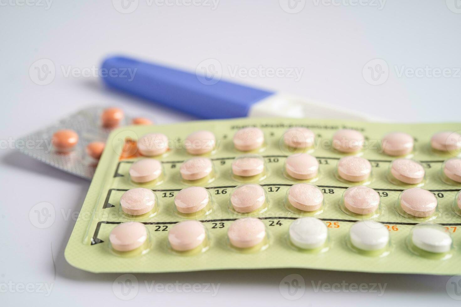 el embarazo prueba y nacimiento controlar pastillas en calendario, anticoncepción salud y medicamento. foto
