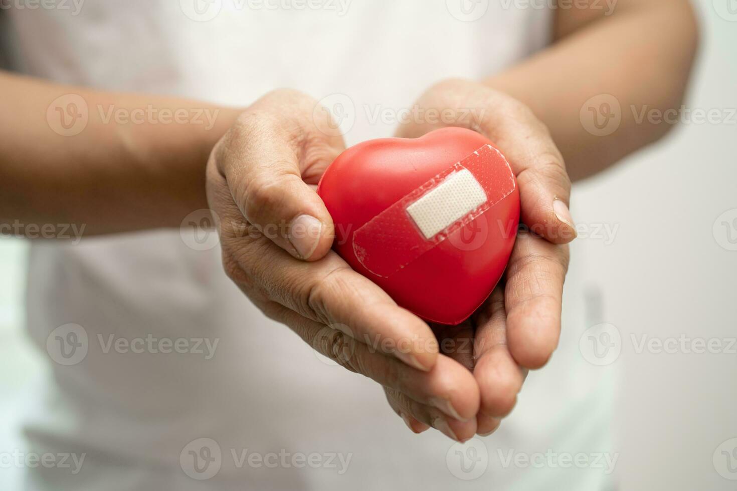 asiático mujer voluntario participación un rojo corazón, donación, caridad, confianza, seguro concepto. foto