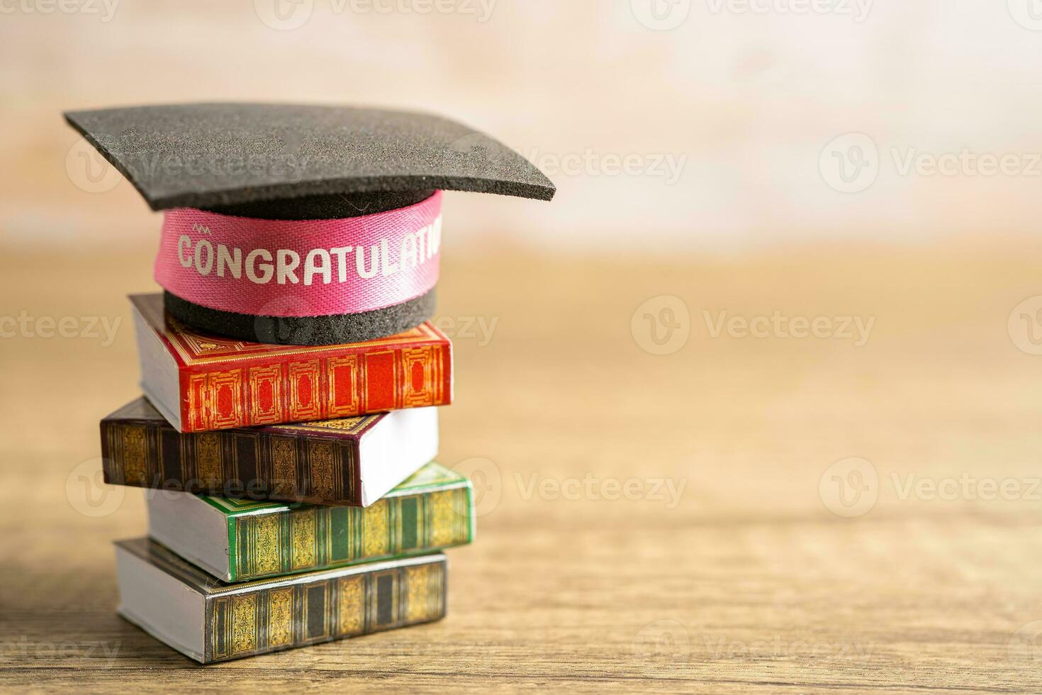 graduación sombrero en libro con Copiar espacio, aprendizaje Universidad educación concepto. foto