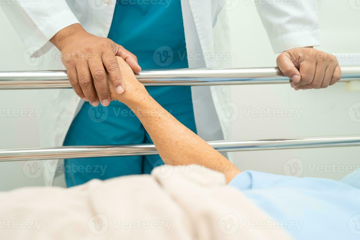médico comprobación el paciente mentira abajo en un cama en el hospital, sano fuerte médico concepto. foto