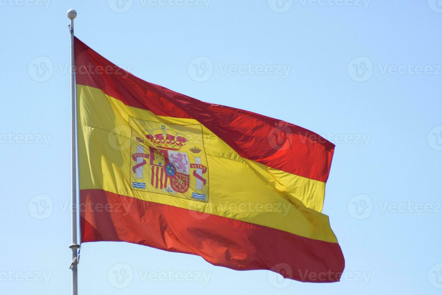 España bandera con azul cielo en el antecedentes foto