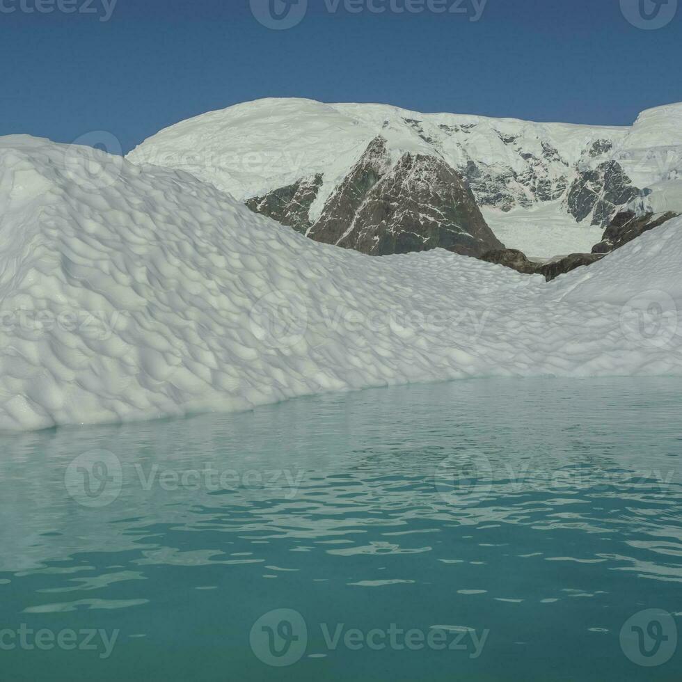 paraíso bahía glaciares y montañas, antártico península, antártida.. foto