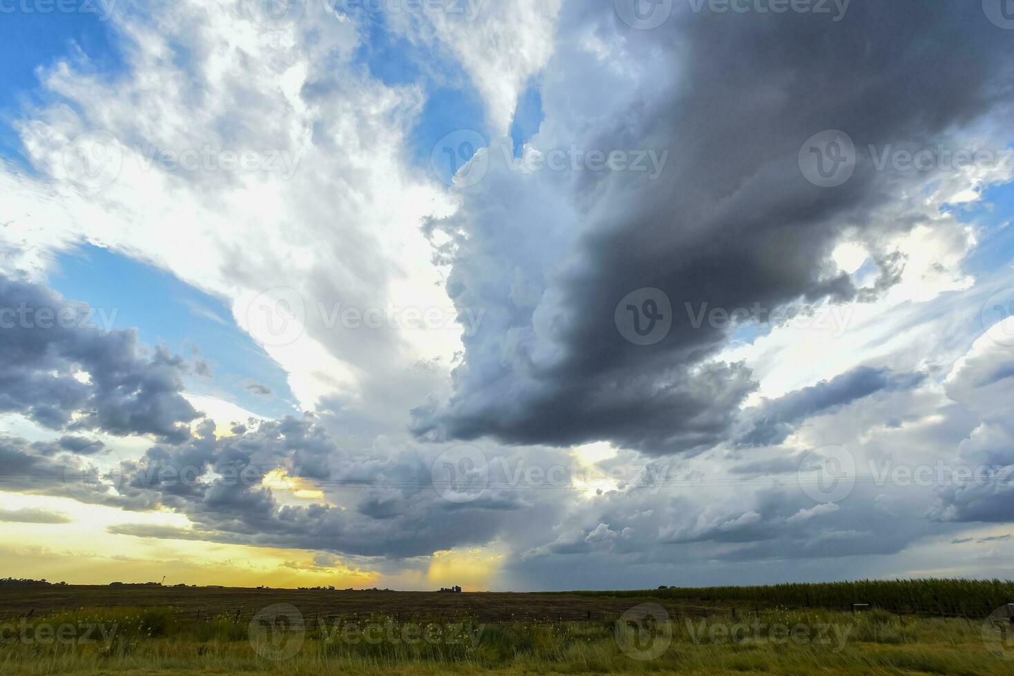 Tormentoso cielo debido a lluvia en el argentino campo, la pampa provincia, Patagonia, argentina. foto