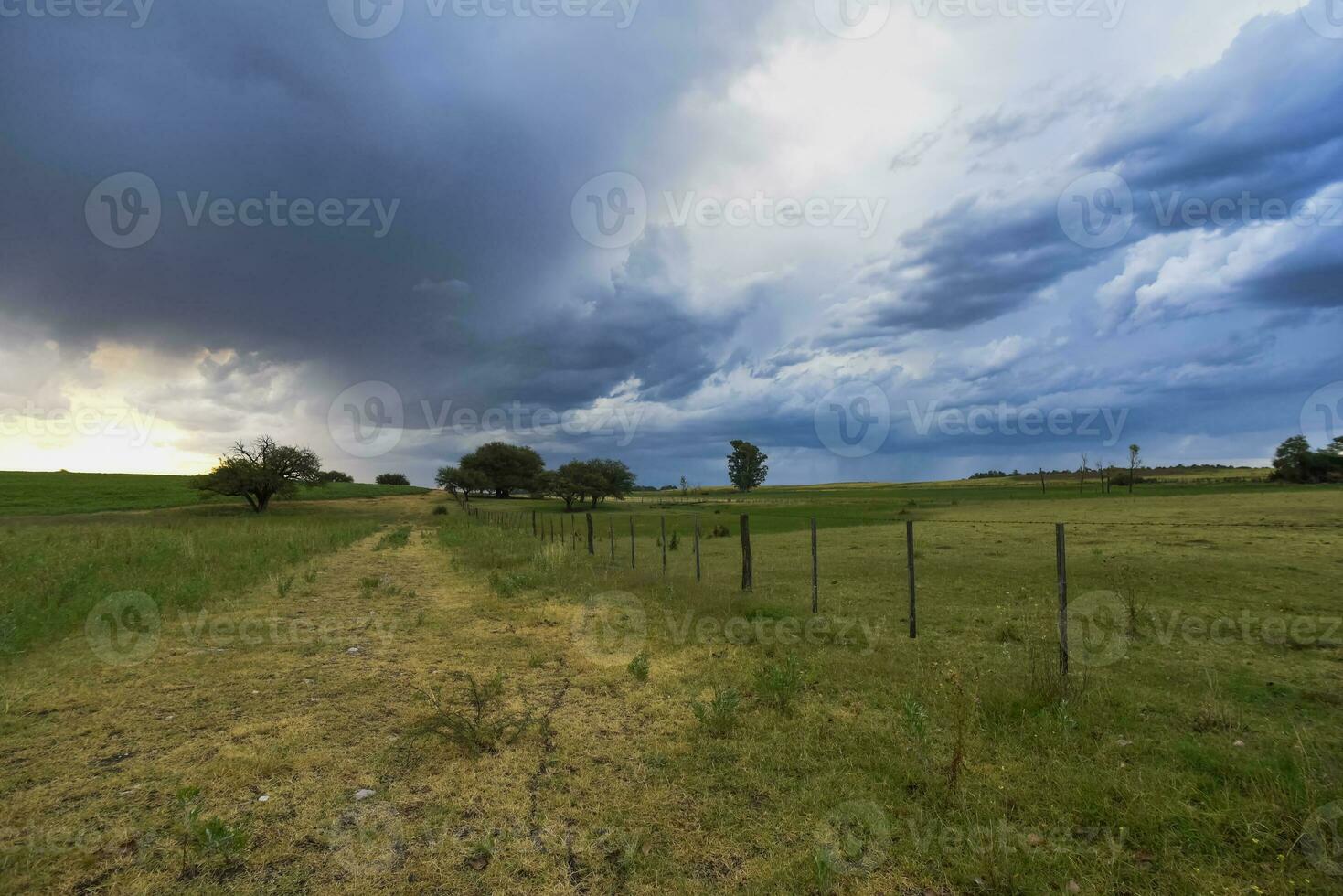 Tormentoso cielo debido a lluvia en el argentino campo, la pampa provincia, Patagonia, argentina. foto