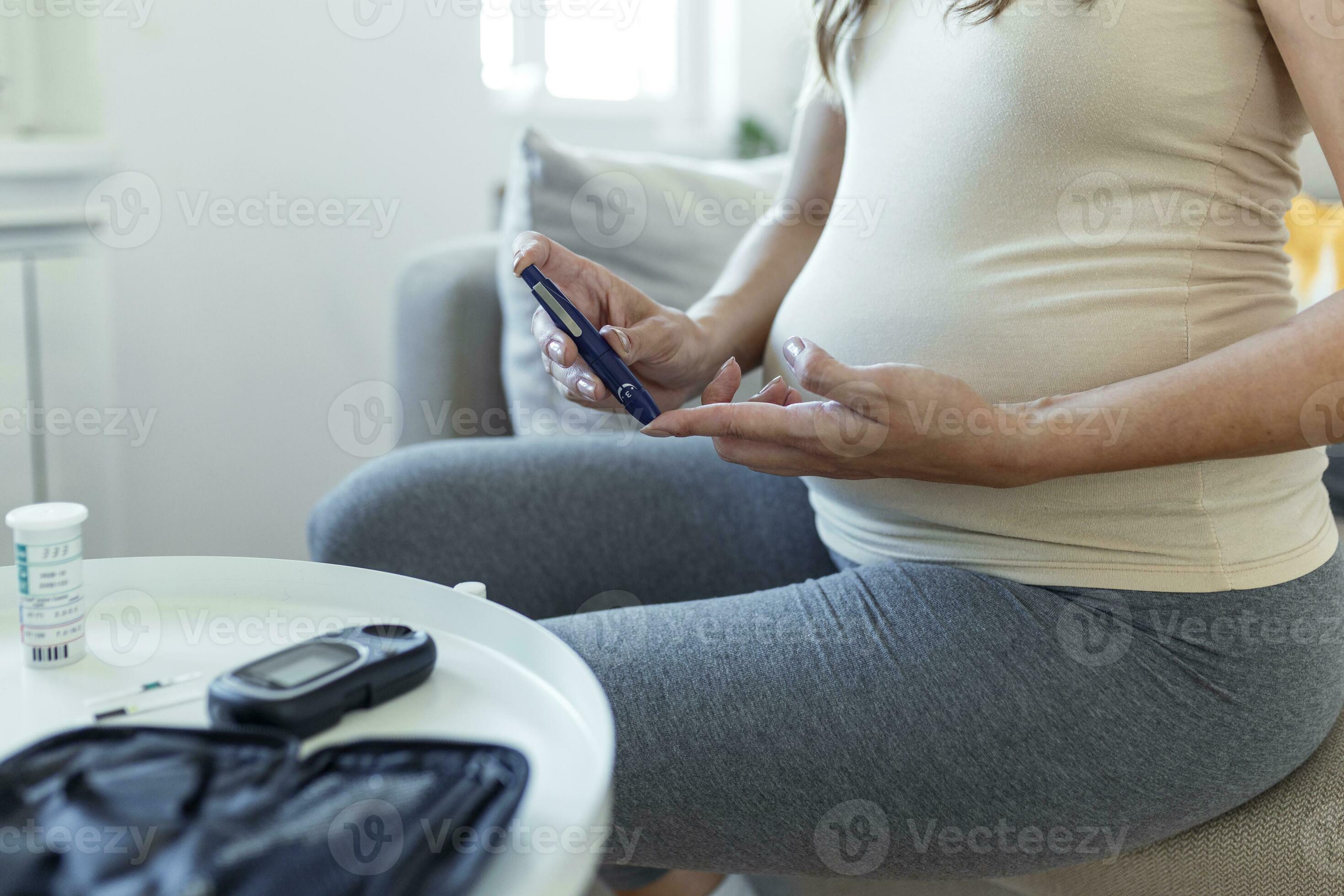 sangre azúcar pruebas a hogar. embarazada mujer comprobación sangre