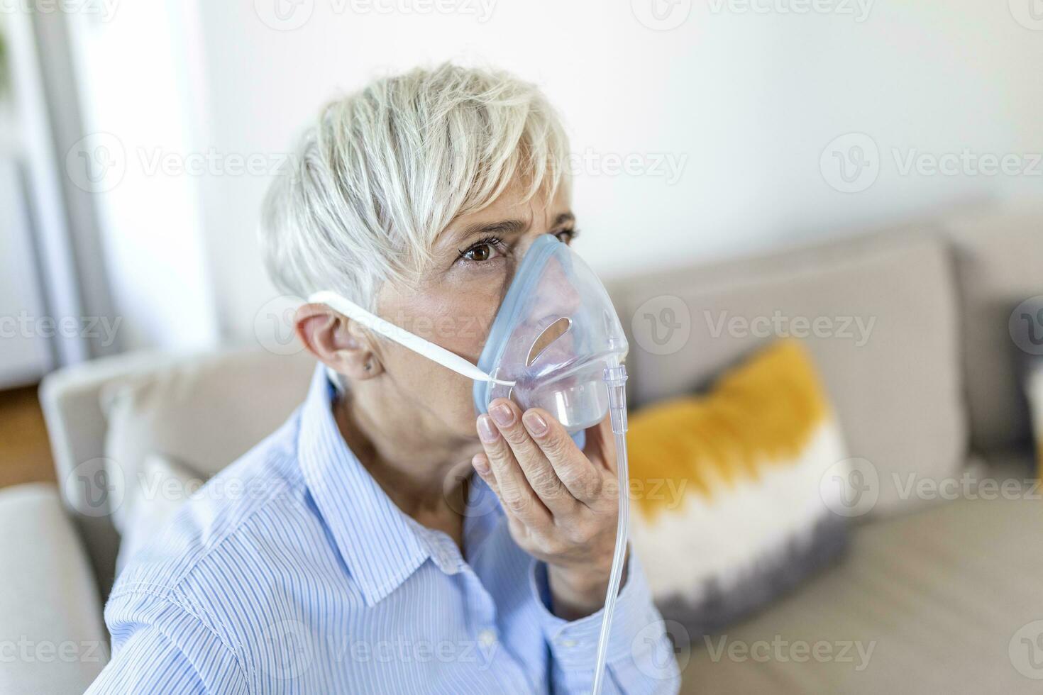 Sick elderly woman on oxygen mask inhalation, pneumonia coronavirus pandemic. ill senior woman wearing an oxygen mask and undergoing treatment. senior woman with covid 19 photo