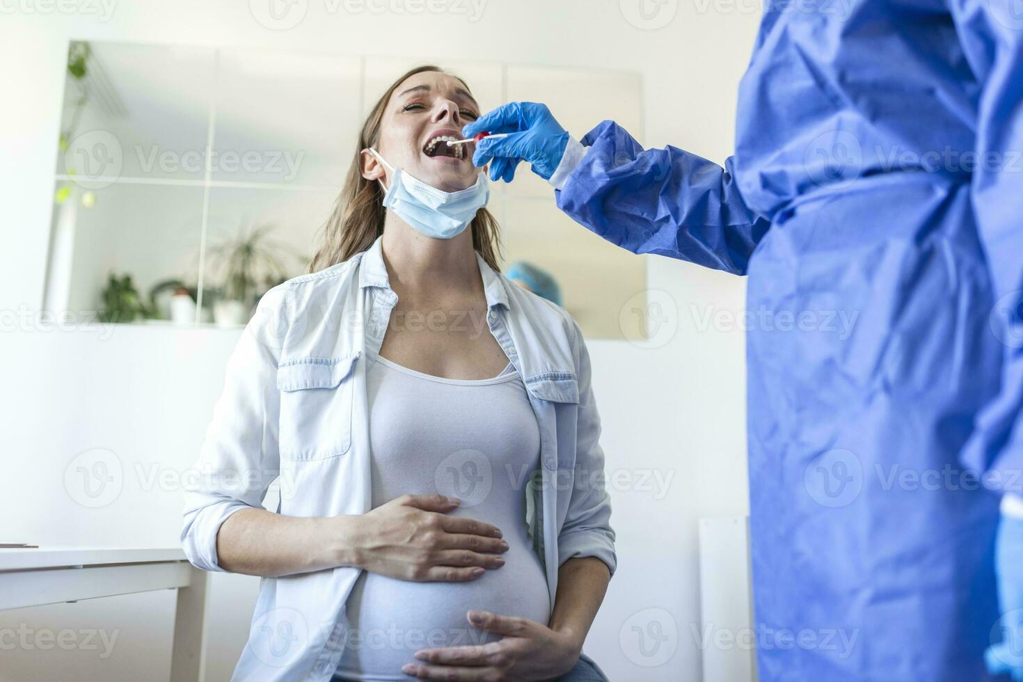 médico vistiendo personal protector equipo ejecutando un coronavirus covid-19 pcr prueba, embarazada mujer nasal notario público y oral op torunda muestra muestra colección proceso, viral rt-pcr adn procedimiento foto